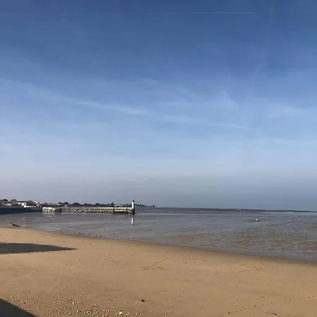 Gabae, Les Volets Gris, 3 Personnes, Jardin Et Piscine * Puyravault (Charente-Maritime)